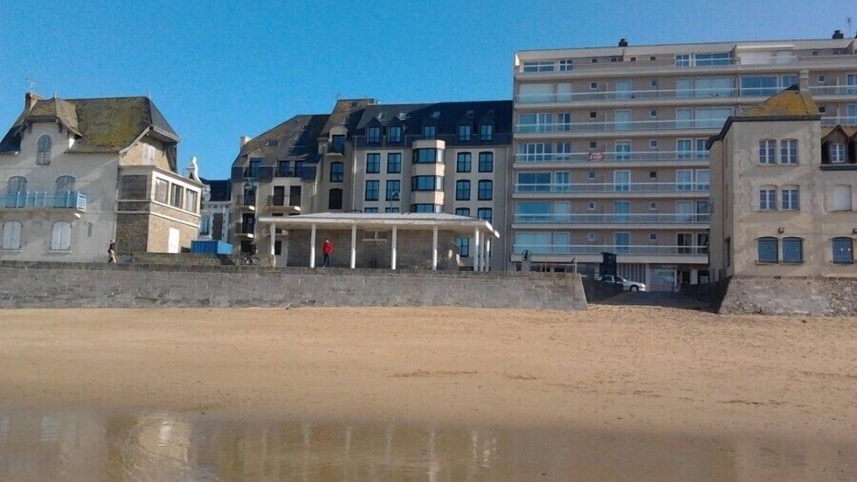 Courtoisville-Sillon-Moka Apartment | Plage du Sillon, T2, Secure & private parking, internet, Holiday room