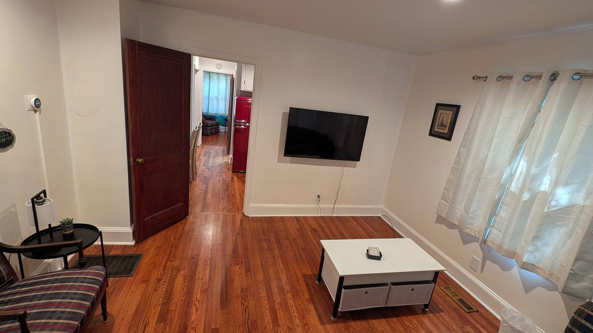 Enderly Park House | Plaid Pad - Stylish Modern Couples Retreat 12 mins to Airport & Downtown