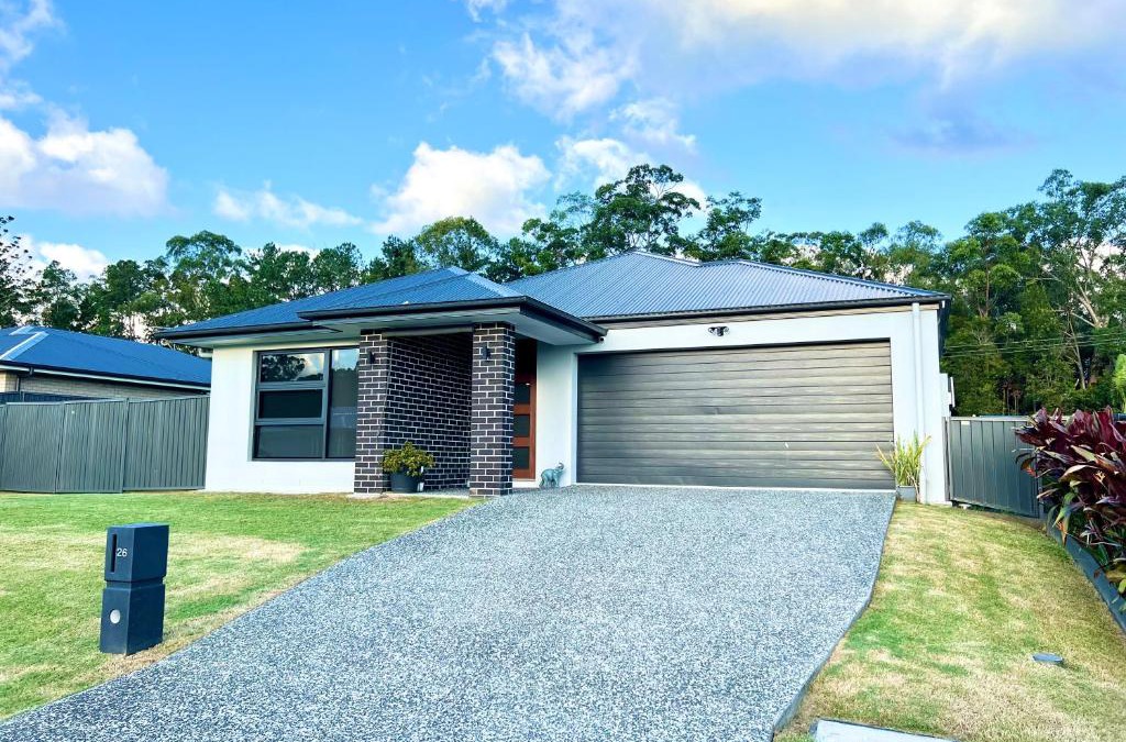 Landsborough House | Plantation Retreat 4 Bedroom Modern Home