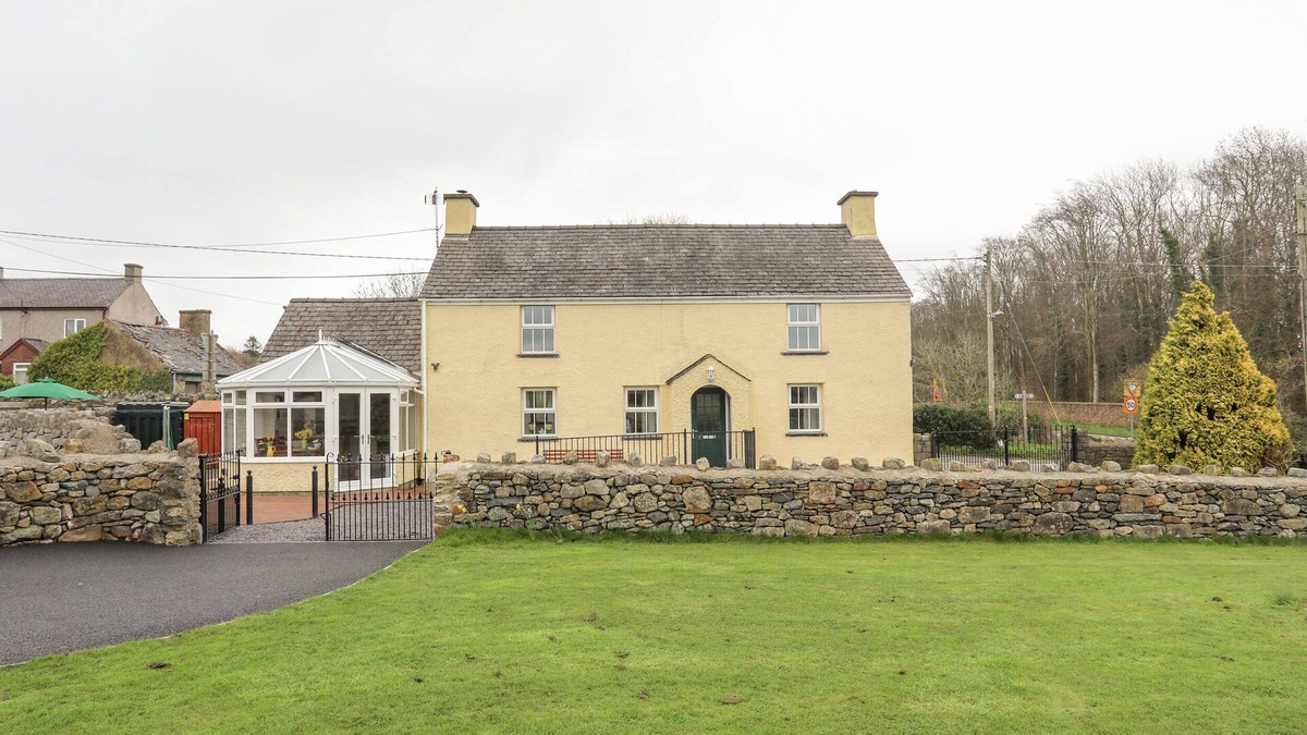 Llanddaniel Fab Cottage | PLAS CEFN MAWR, pet friendly, with open fire in Llanedwen
