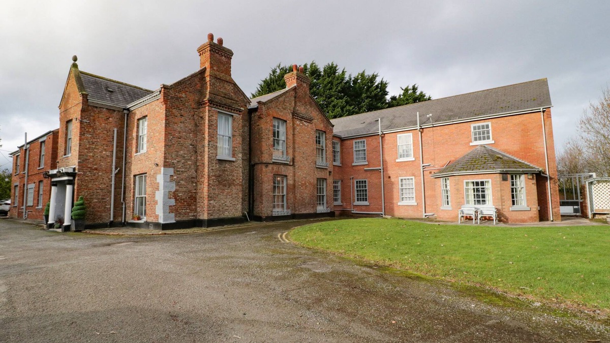 Saint Asaph Cottage | PLAS COCH, pet friendly, character holiday cottage in St Asaph