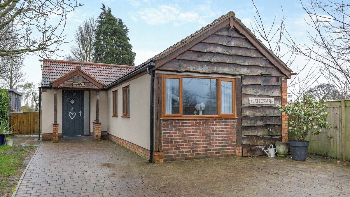 Taunton Cottage | Platform 9 3/4 is a luxury holiday bungalow, bordered by a railway and canal.