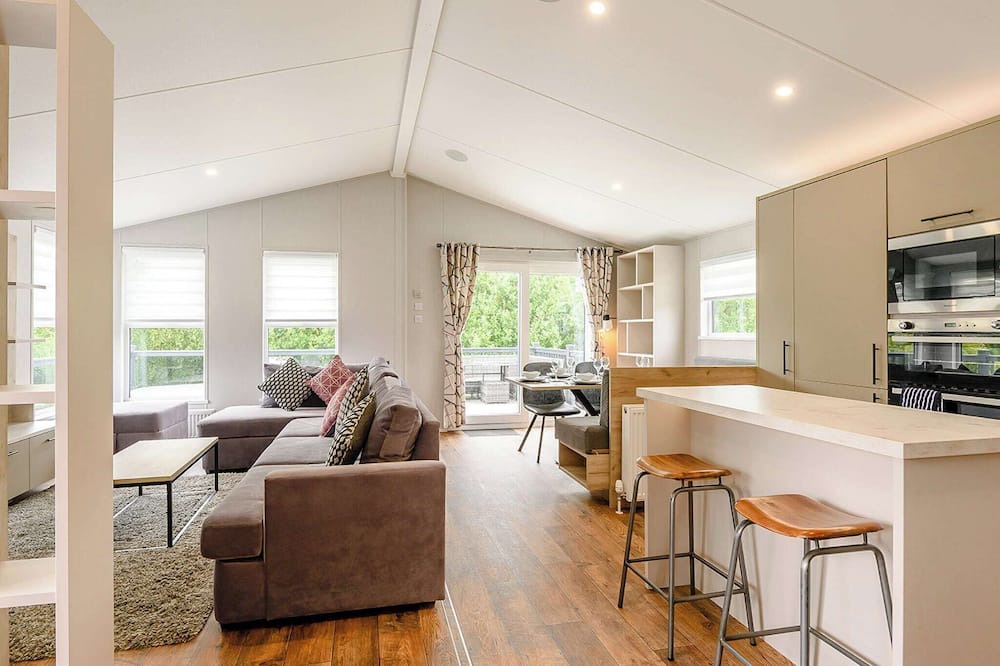 Mablethorpe Ski Chalet | Platinum Lakeview Lodge Sleeps 6