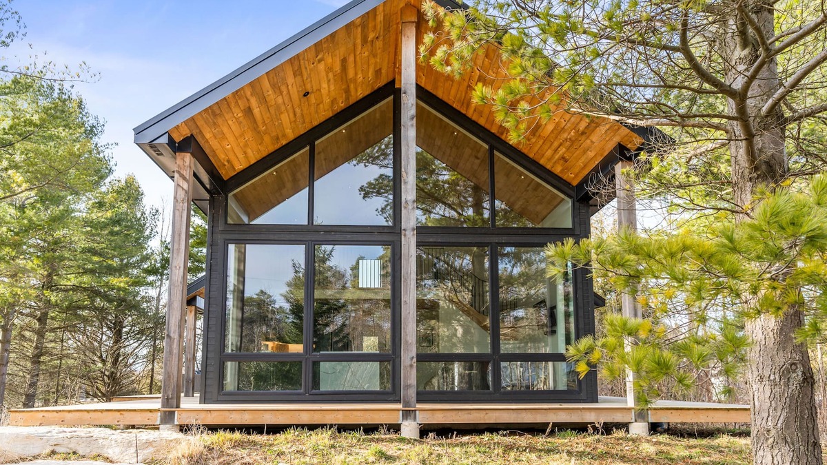 Lion's Head Cottage | Play, dine and relax amongst the beauty of Georgian Bay and The Bruce Trail.