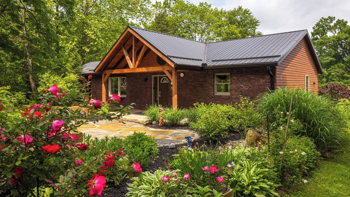 Logan Cabin | Play set-Panoramic Lake View-Hot Tub-Covered Decks-Game Room-Kayaks-Canoes-Bikes