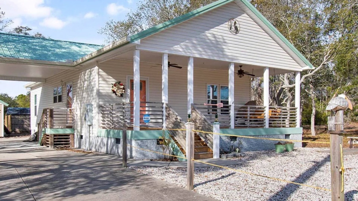 Supply House | Play - Surf, SUP, Fish, and Bike ~ 2 miles to Beach, Community Dock on ICW