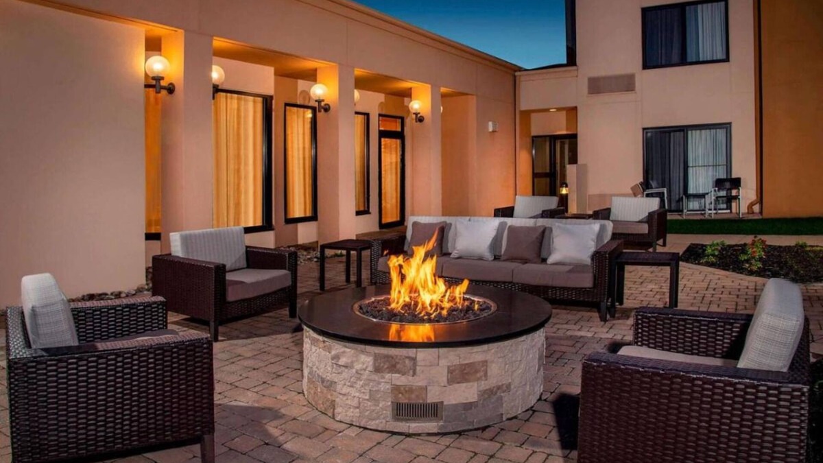 Newark Hotel | Play tennis at Elkton Indoor Tennis! Comfortable Unit with FREE Parking! Pool!