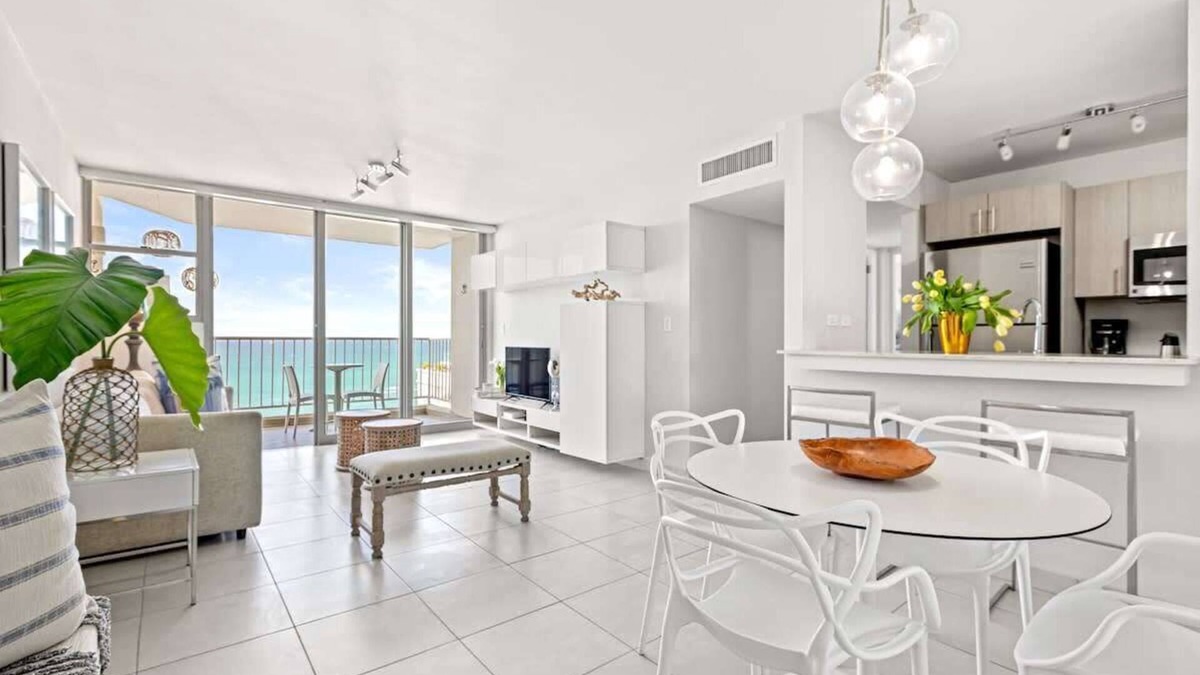 Isla Verde Apartment | Playa Bonita | Right on the Beach | Ocean Views & Pool
