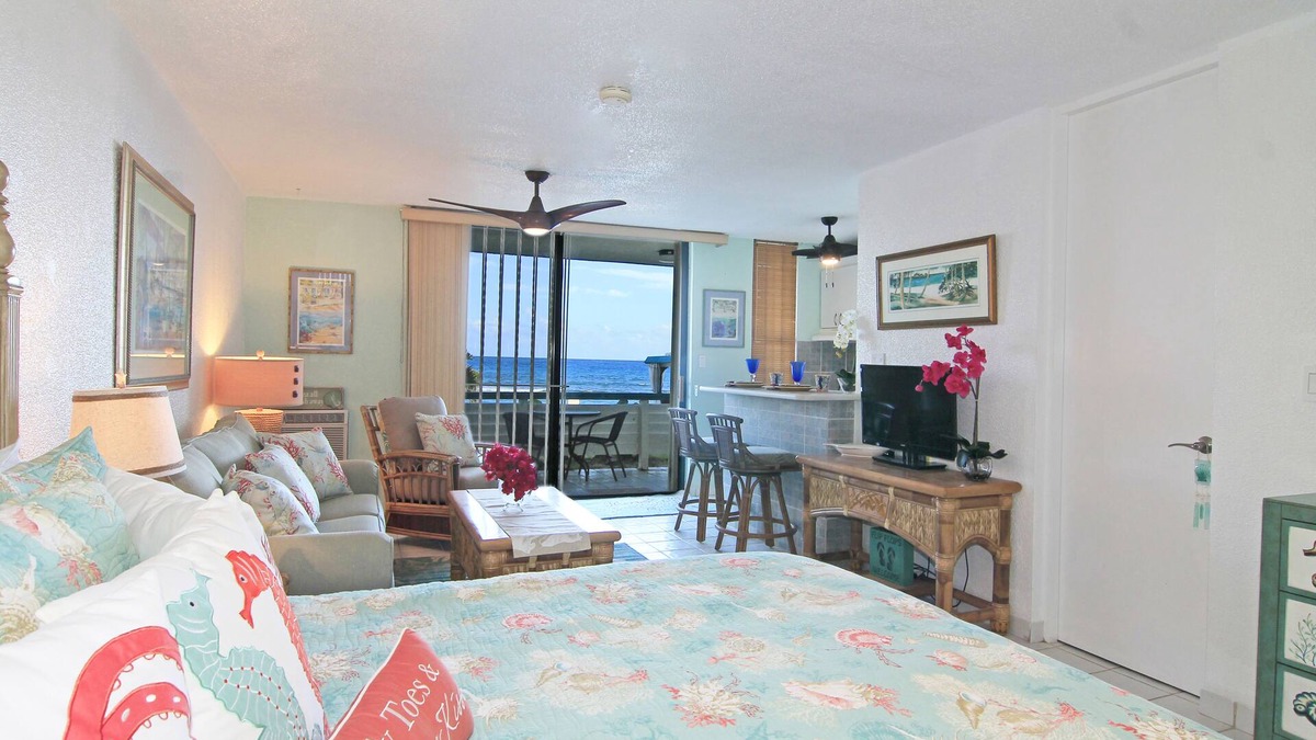 Bolongo Bay Apartment | Playa Linda - St. Thomas Oceanfront Studio Condo at Pool & Bolongo Beach, USVI