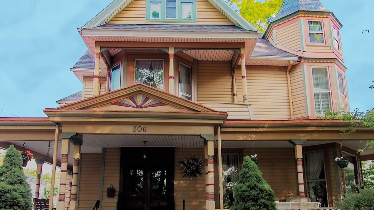 Marietta House | Player Piano - Gym - Victorian - 4 Bed