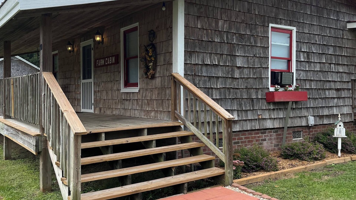 Hallsboro House | Pleasant 2 bedroom farmhouse