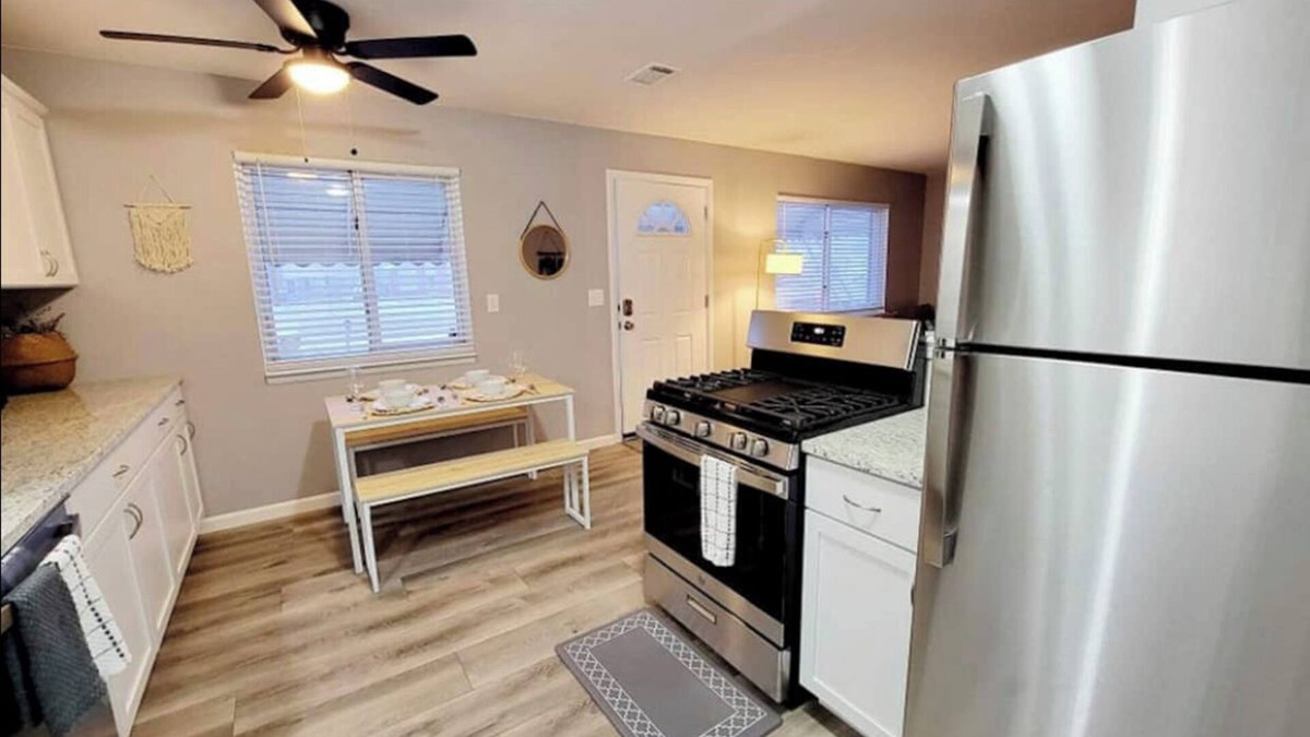 Taylor House | Pleasant 3 BR Home Near ✈︎DTW airport ✈︎*Sleeps 6*