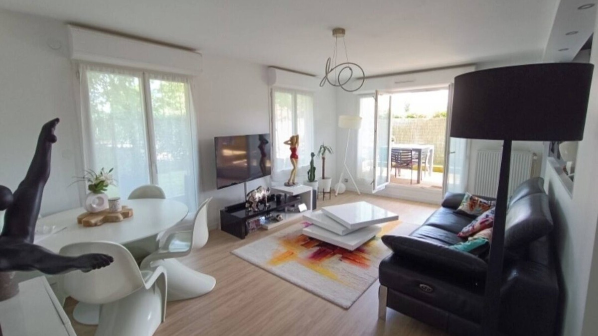 Trappes Apartment | Pleasant 65 m2 garden apartment