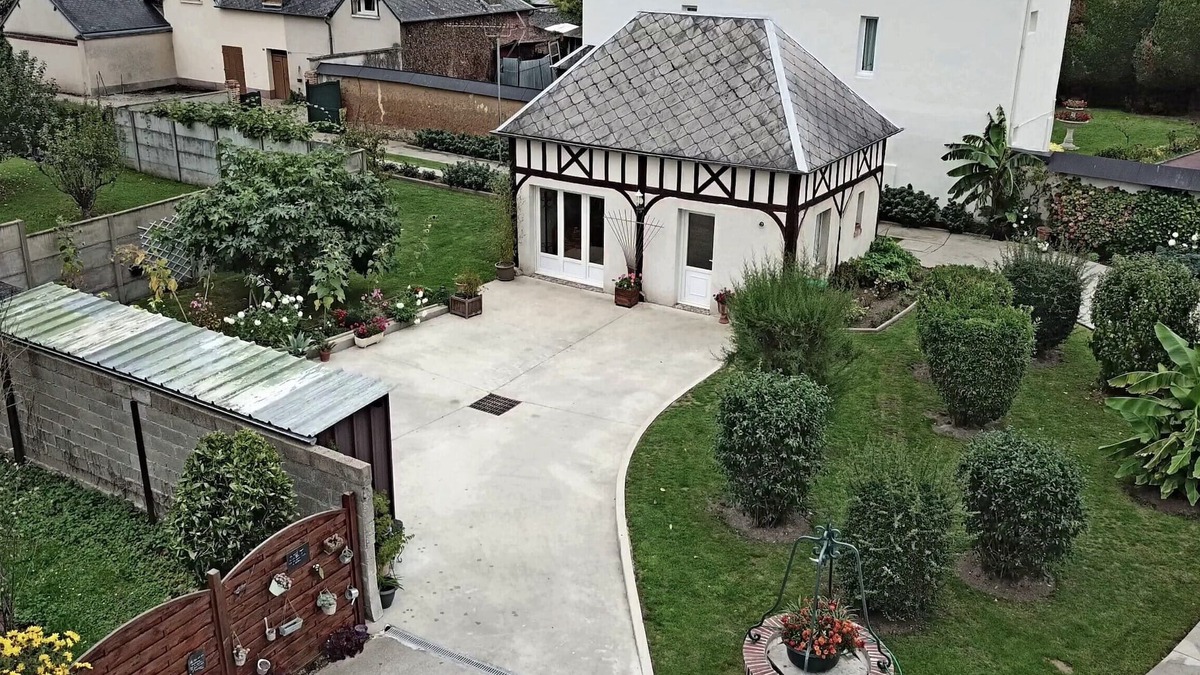 Serquigny House | pleasant and flowery cottage