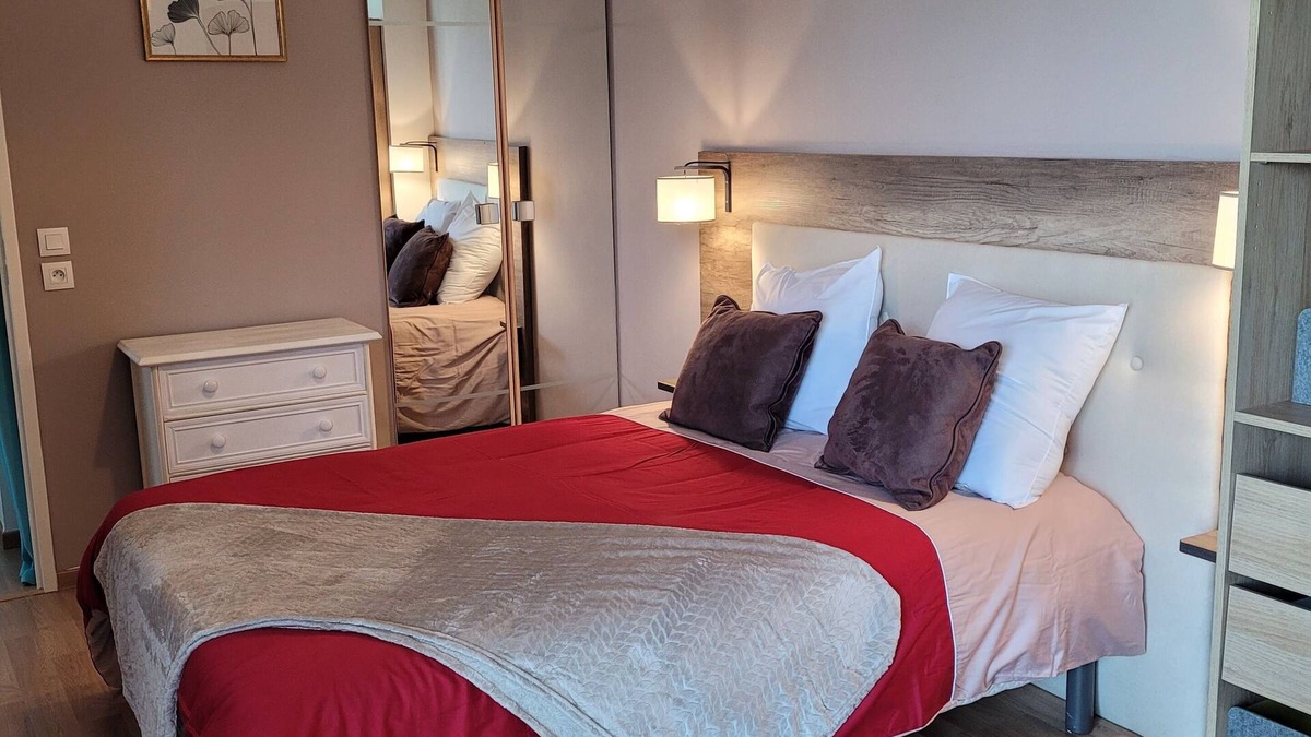 Chartres Apartment | Pleasant apartment with balcony