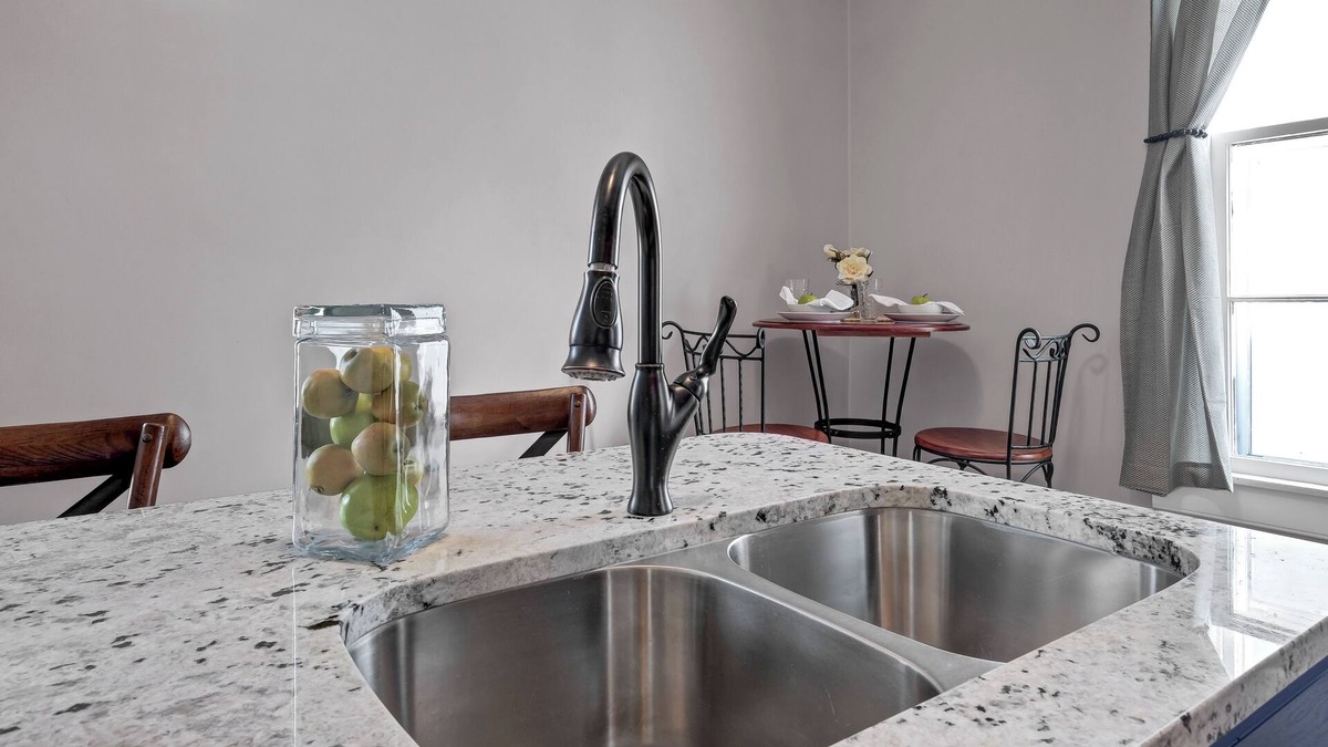 Germantown Apartment | Pleasant duplex with AC in The Highlands, Louisville - WiFi included