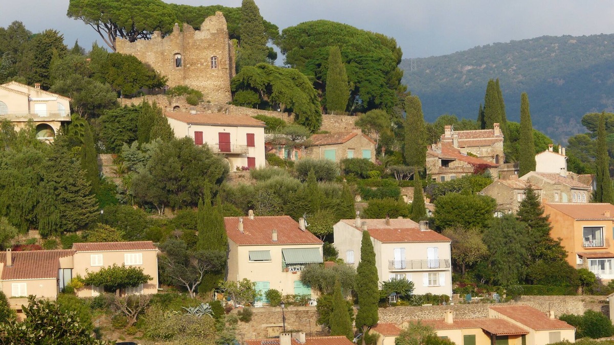 Bormes-Les-Mimosas Apartment | Pleasant garden level, unobstructed view 2 minutes' walk from stores and restaurants