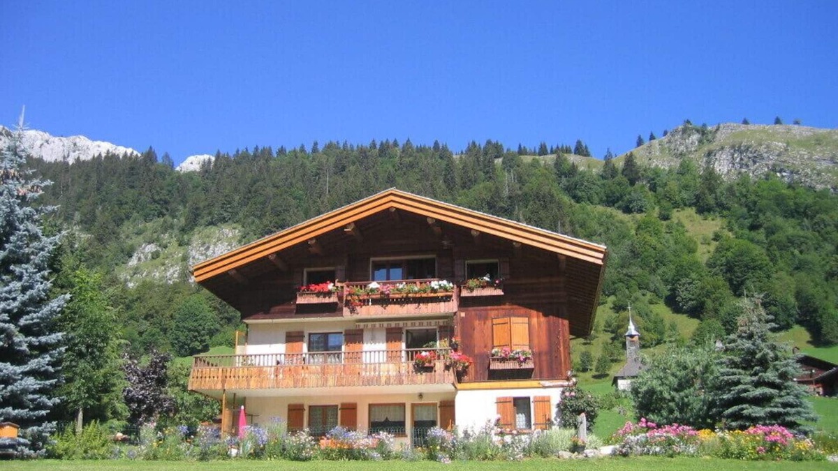 Le Chinaillon Apartment | Pleasant garden level south classified * NN in owner's chalet