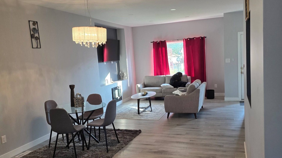 Brooklands House | Pleasant home with snazzy finishing. Proximity to the airport and downtown