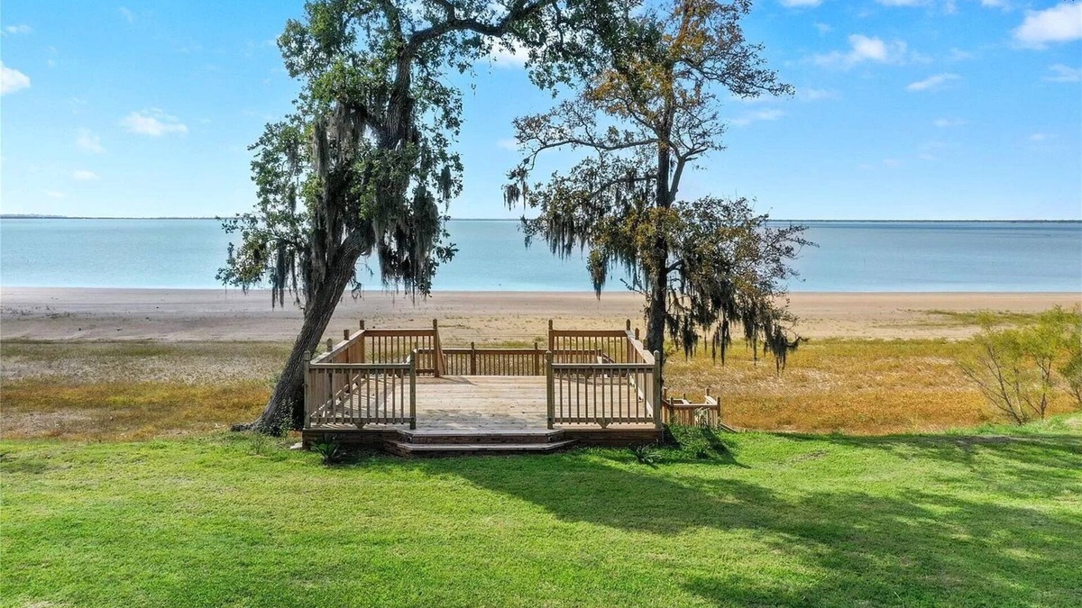 Anahuac House | Pleasant Lake House as the perfect get away from your busy day to day