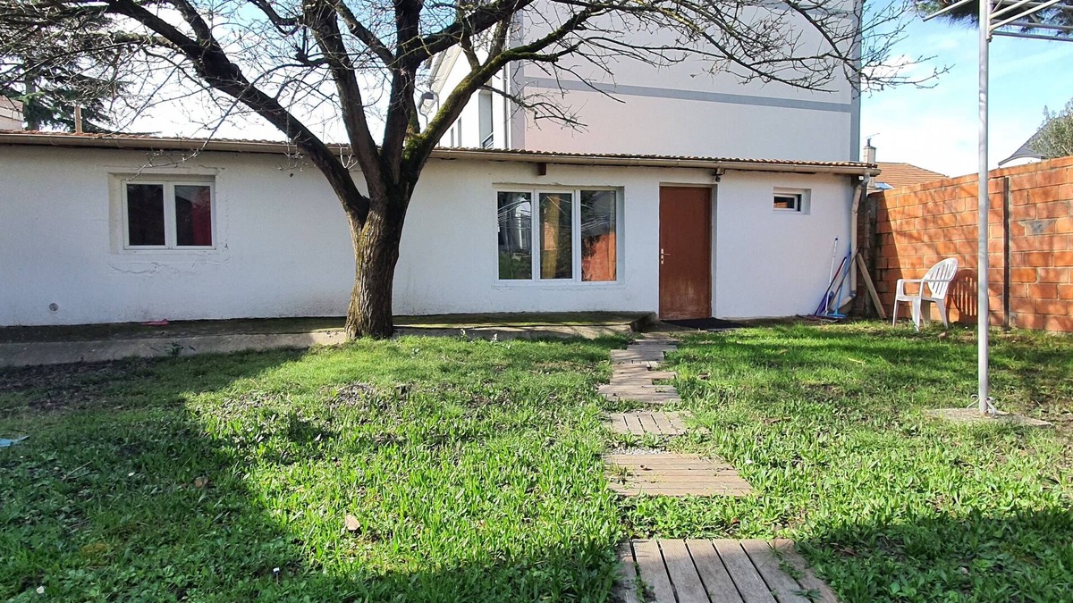 Les Luats Apartment | Pleasant outbuilding in front of a garden in a quiet area