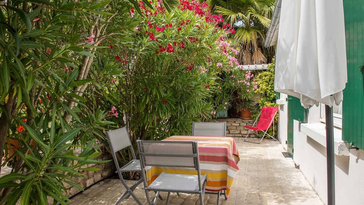 Le Bois-Plage-en-Re Cottage | Pleasant, peaceful pavilion in the owners' garden