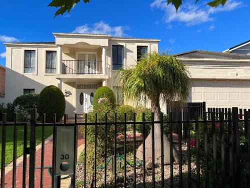 Taylors Lakes House | Pleasant Private Room in Taylors Lake Near Melbourne Airport