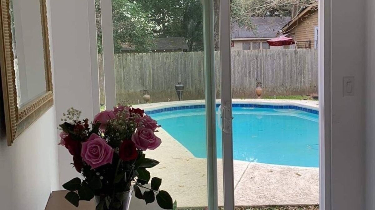 Broadmoor House | Pleasant, quiet studio by the gardens with in-ground pool access