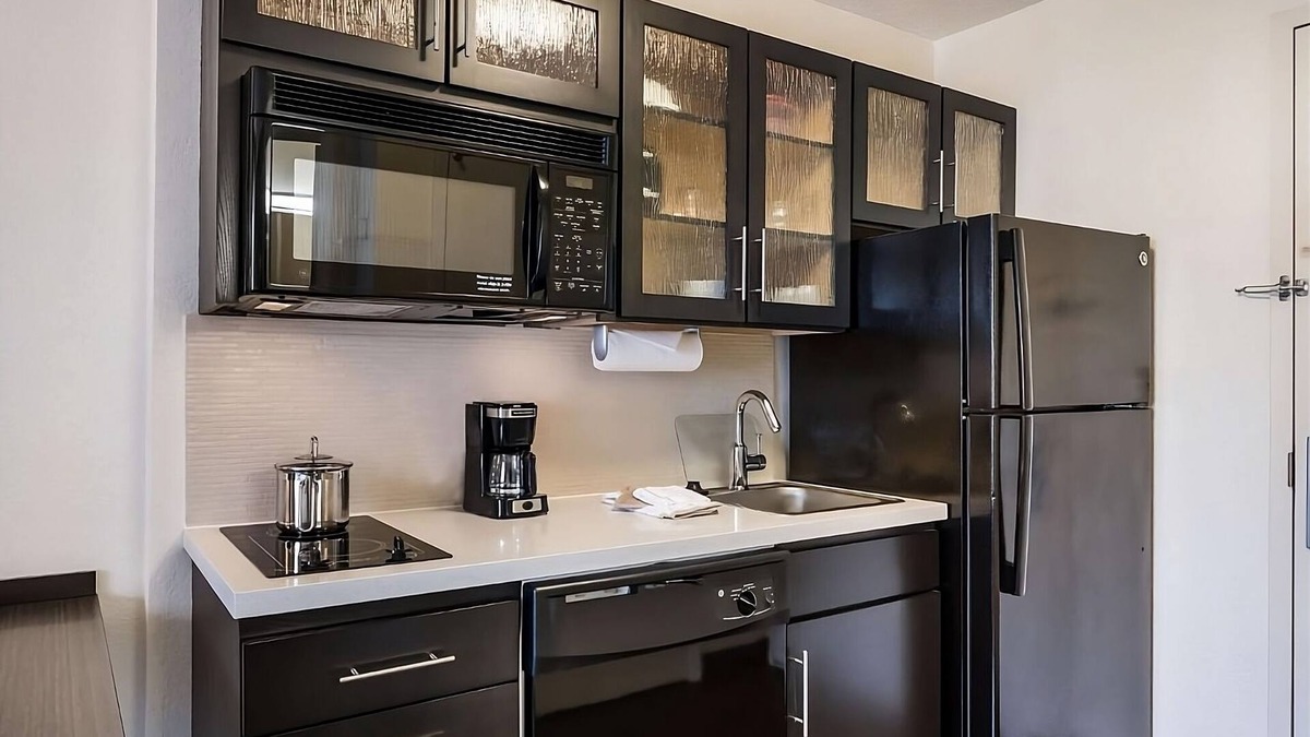 Warrenville Hotel | Pleasant Stay, Convenient Location! 2 Great Units, Minutes from Cantigny Park
