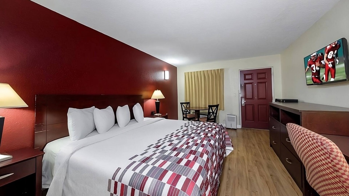Ellenton Hotel | Pleasant Stay, Convenient Location! FREE Parking, Pet-friendly Property, Pool!