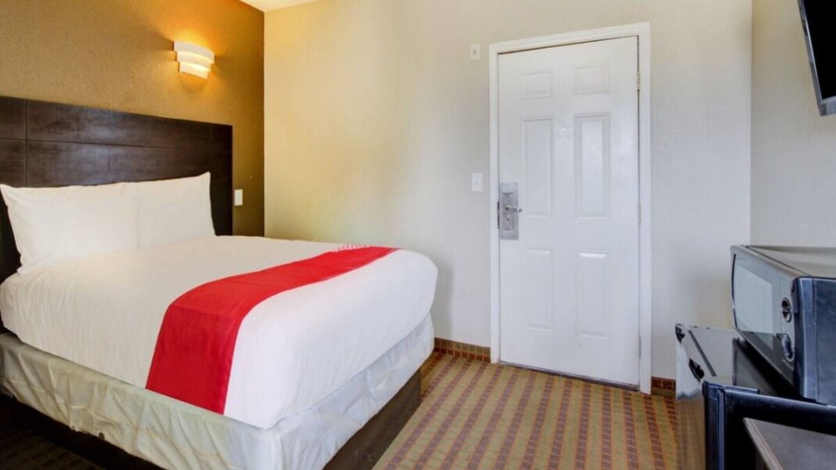 Dilley House | Pleasant Stay, Convenient Location Near Leona River! Free Onsite Parking!