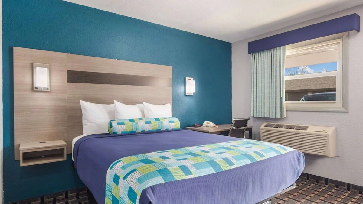 Salem Resort | Pleasant Stay in Knights Inn & Suites Salem! Free Breakfast and Parking