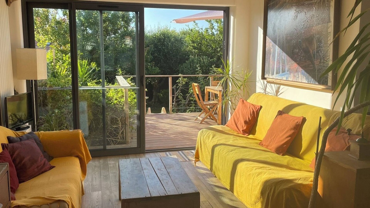 La Rochelle House | PLEASANT SUNNY HOUSE WITH TERRACE AND GARDEN