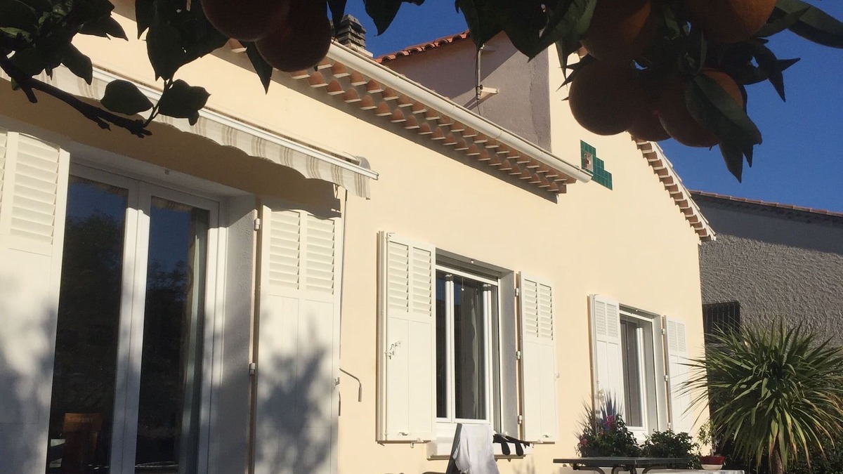Hyeres City Centre House | Pleasant T1 in Villa, quiet (dead end), garden and parking