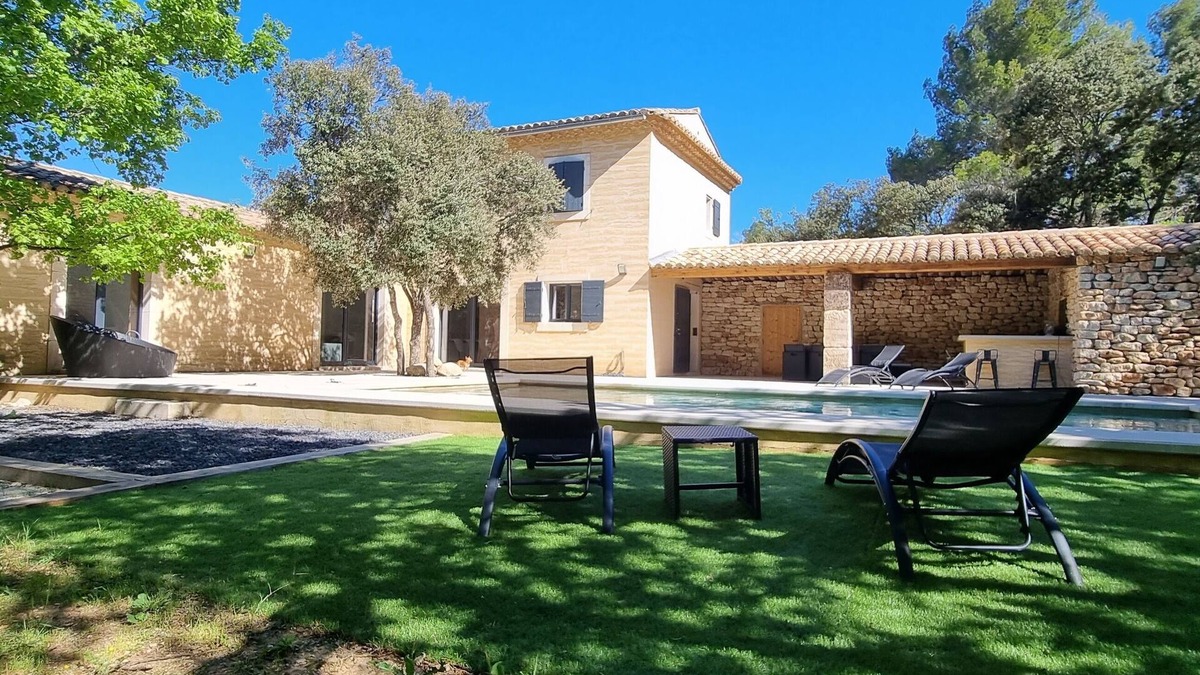 Menerbes House | Pleasant vacation home with heated pool