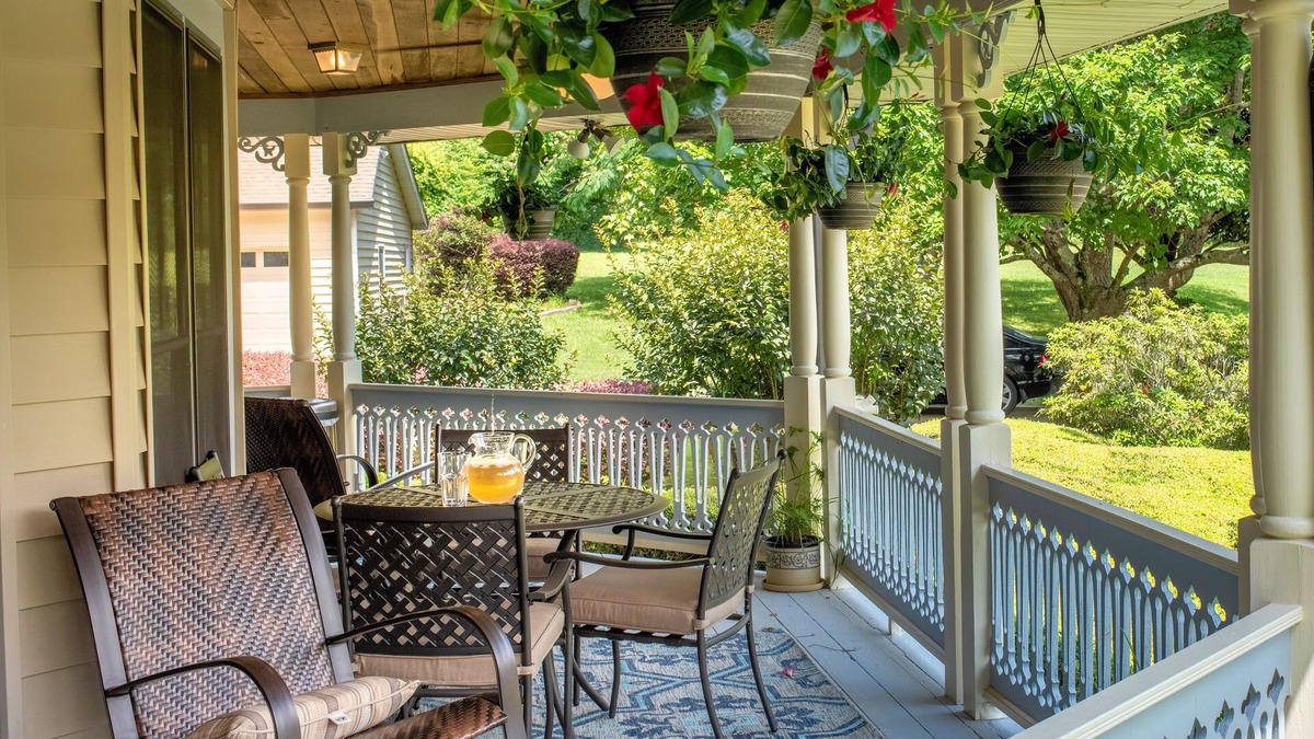Fayetteville Bed & Breakfast | Pleasanton Courtyard B&B