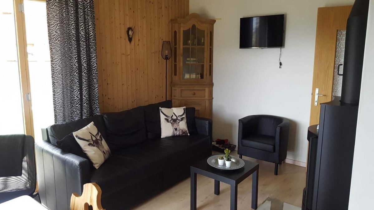 Salins Apartment | Pleasing apartment with patio in hills
