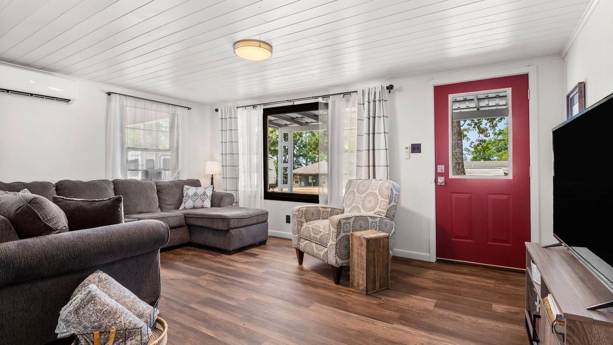 Florien Cottage | Pleasure Point Place WATERFRONT Cottage