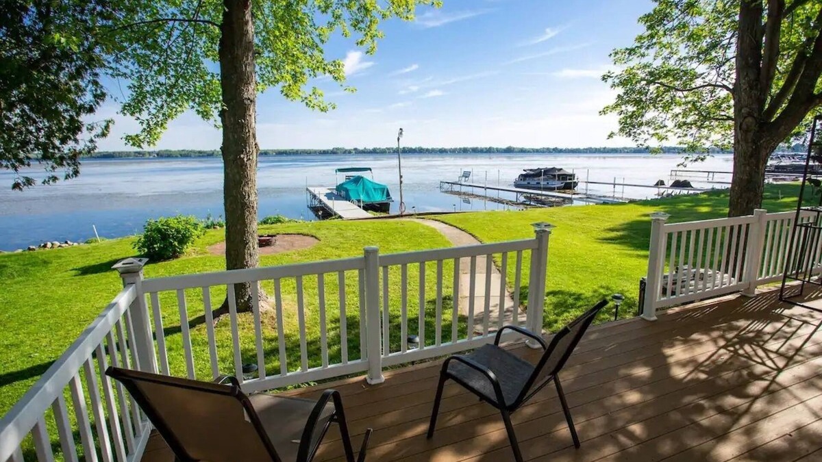 Shawano House | Plenty of room for family and friends at our home on full rec Shawano Lake!