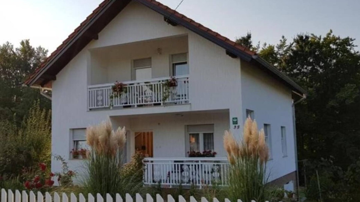 Smoljanac House | Plitvice Oaza Mira - Detached house with large garden and barbecue house