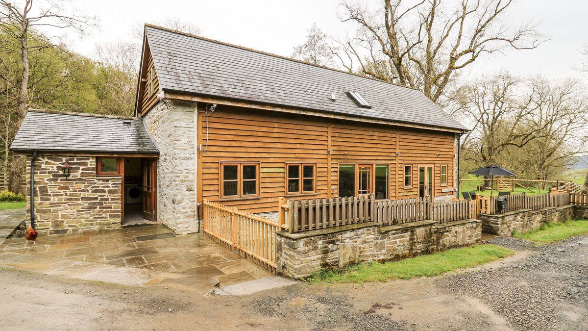 Bleddfa Cottage | PLOONY BARN, pet friendly, with hot tub in Knighton
