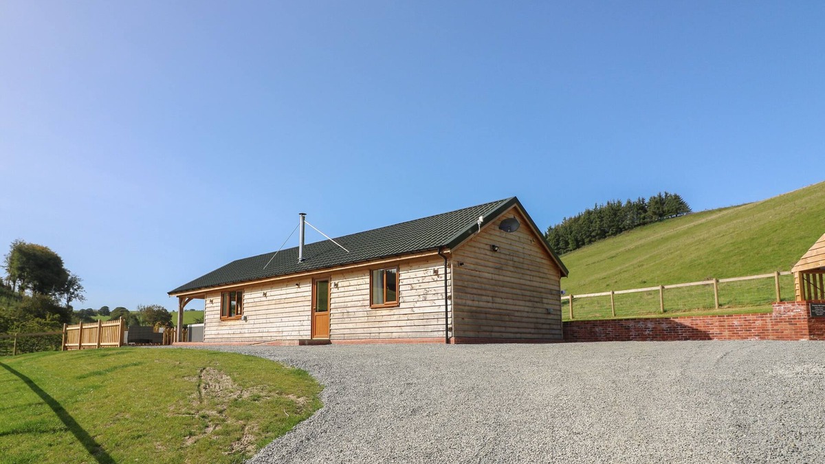 Bleddfa Cottage | PLOONY HILL CABIN, pet friendly, with hot tub in Knighton