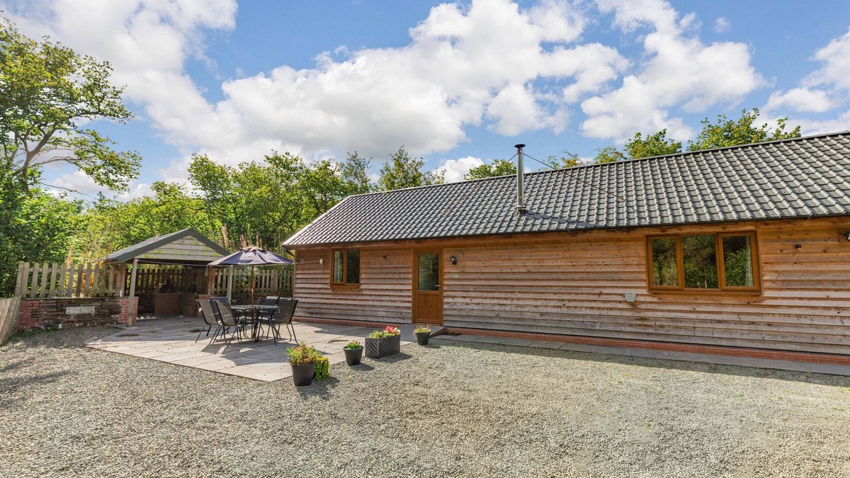 Bleddfa Cottage | PLOONY HILL LODGE, pet friendly, with hot tub in Bleddfa