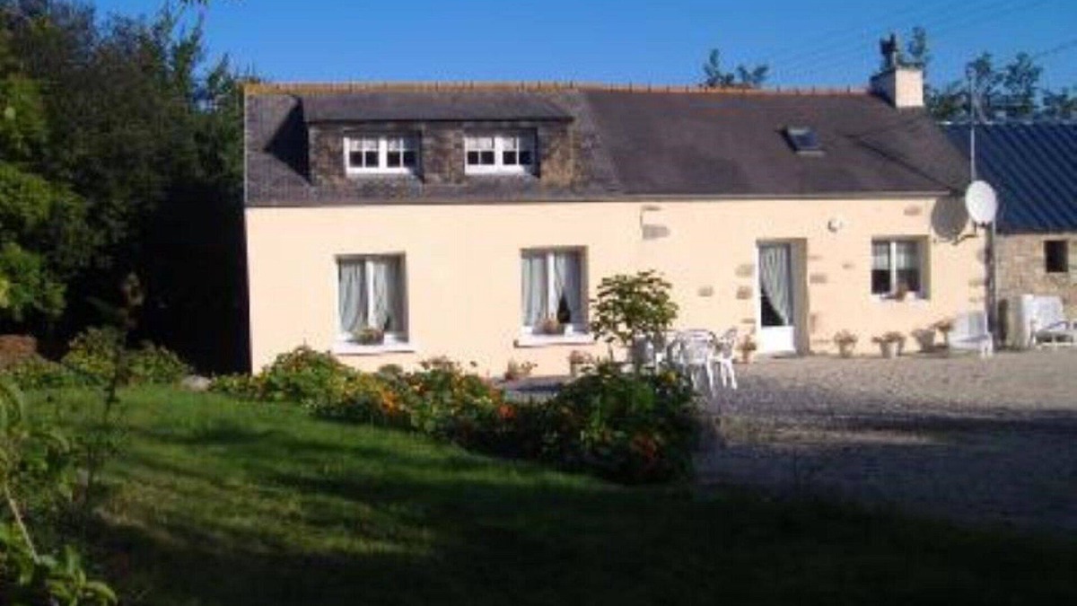 Plounevez-Lochrist Cottage | Plounevez Lochrist: South facing house 800m from the sea accessible on foot