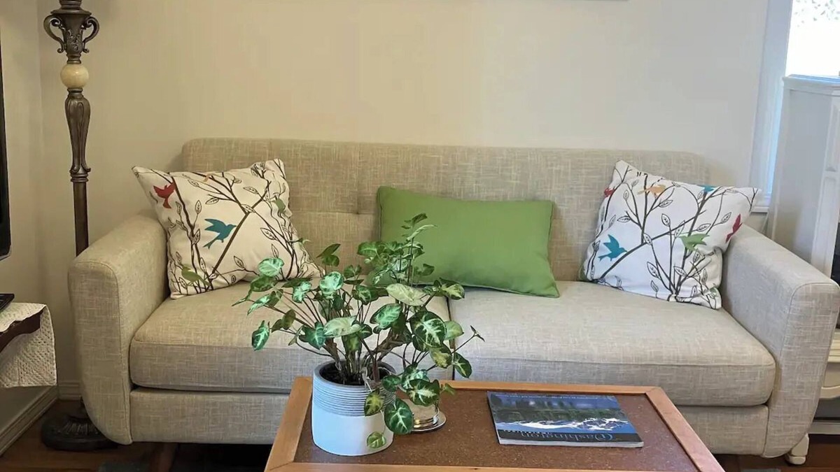 Bryn Mawr-Skyway Cottage | Plum Tree Suite