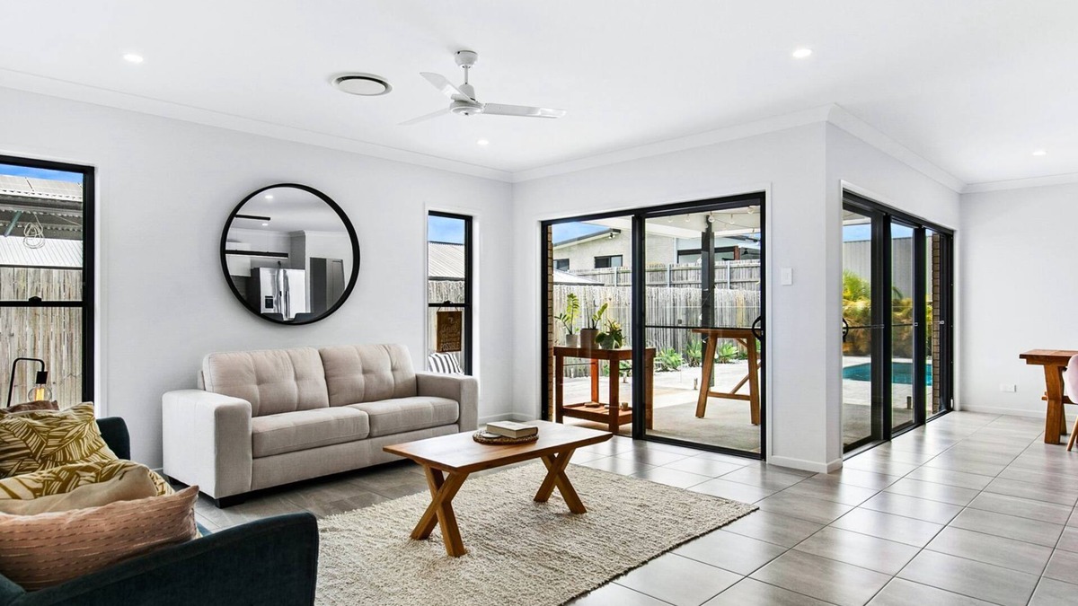 Pialba House | Plunge Inn- 4 bedroom