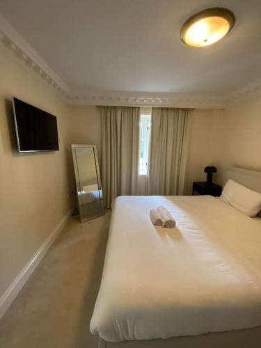 Mortlake Apartment | Plush apartment, near station & river