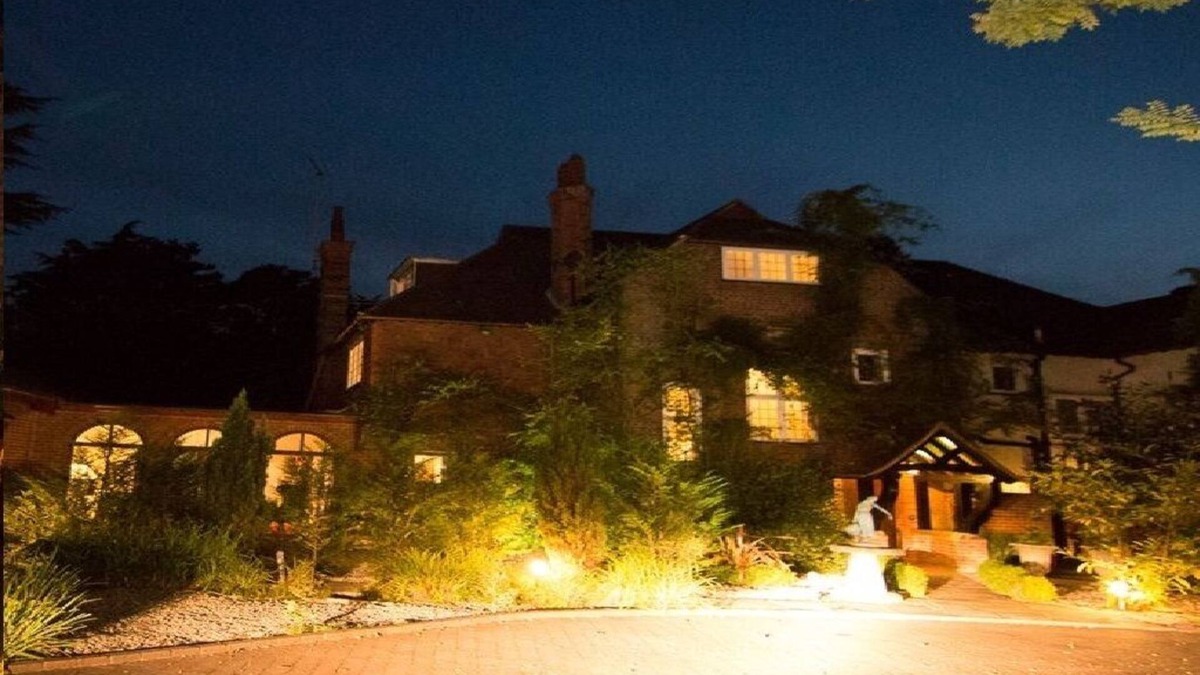 Woking House | Plush Country House with Indoor Pool