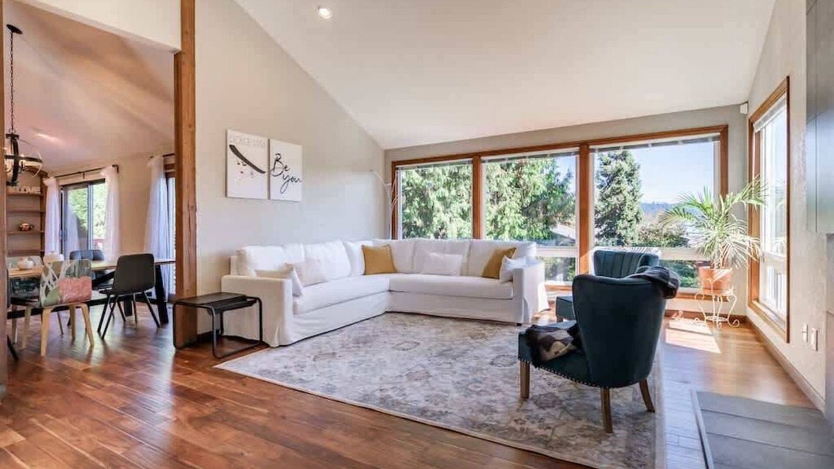 East Lake Hills House | PNW Contemporary Retreat near Lake Sammamish