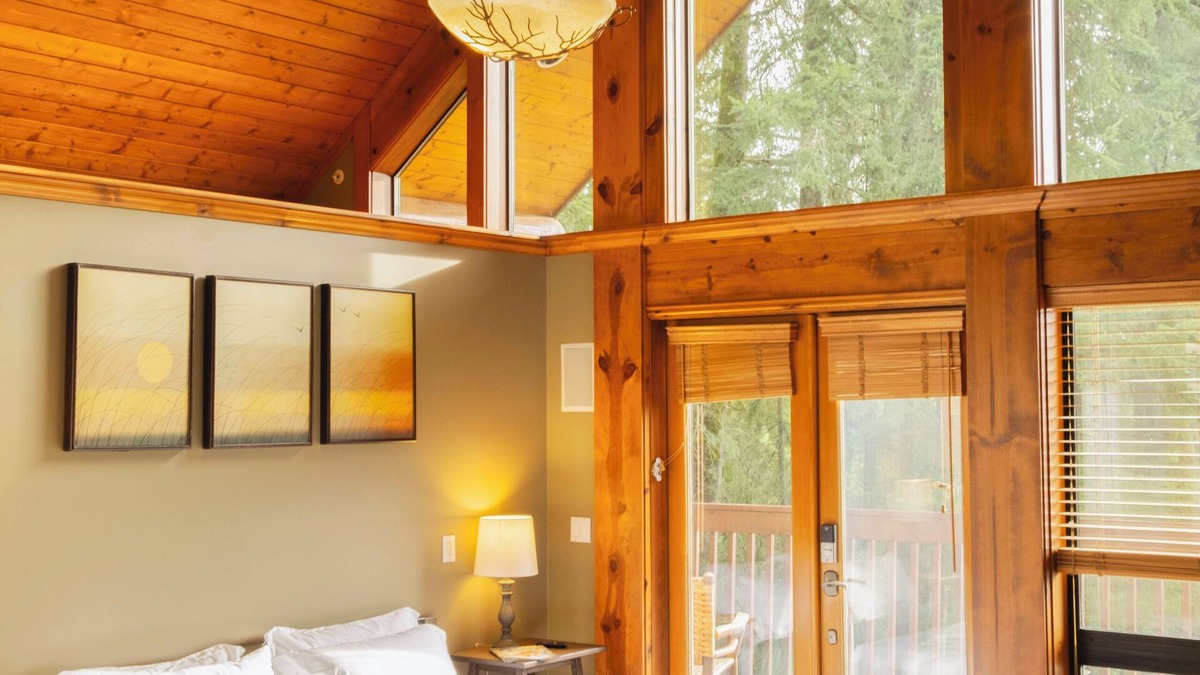 Hobart Cabin | PNW Craftsman King Suite Mountain View Retreat